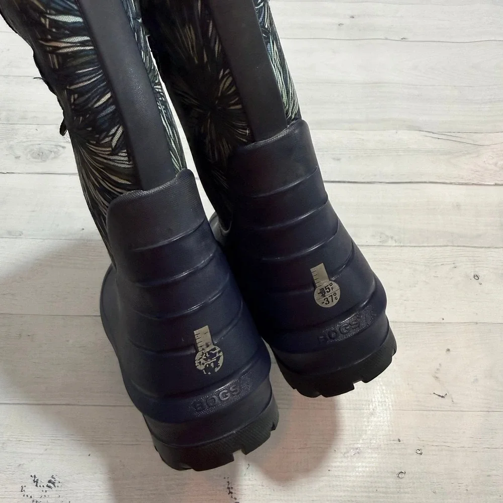 BOGS NeoClassic Firework Floral girls snow boots big kids size 4